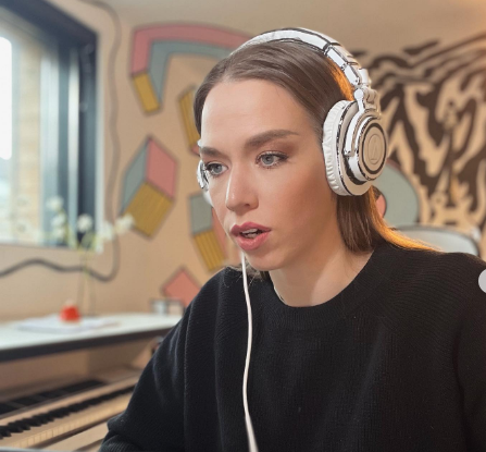 Elle Exxe Wiki, Bio, Age, Height, Husband, Songs